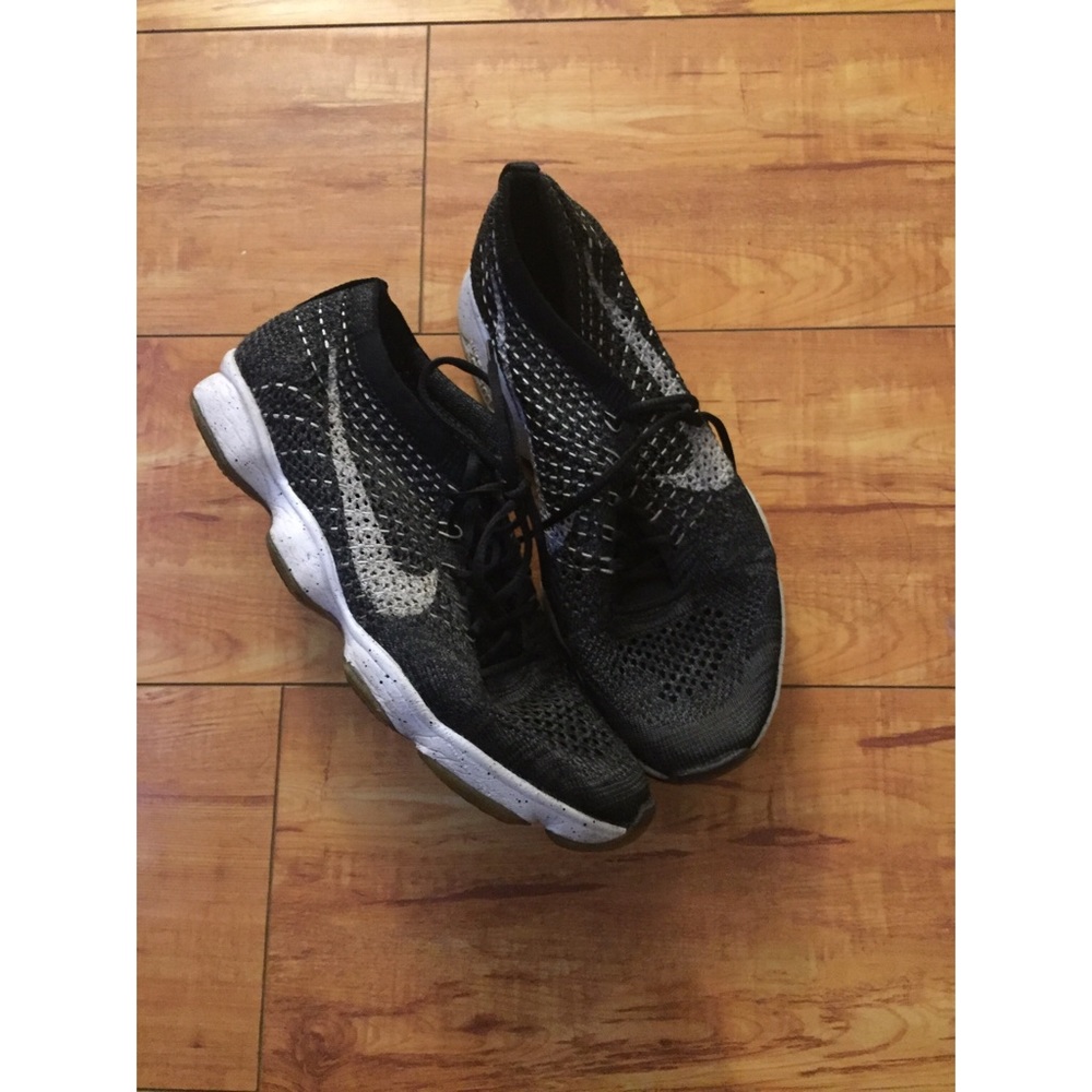 Nike flyknit Black/White 7.5